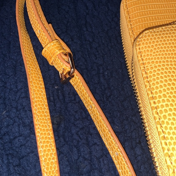 Super Cute Little Yellow Purse !!!! - Picture 3 of 10